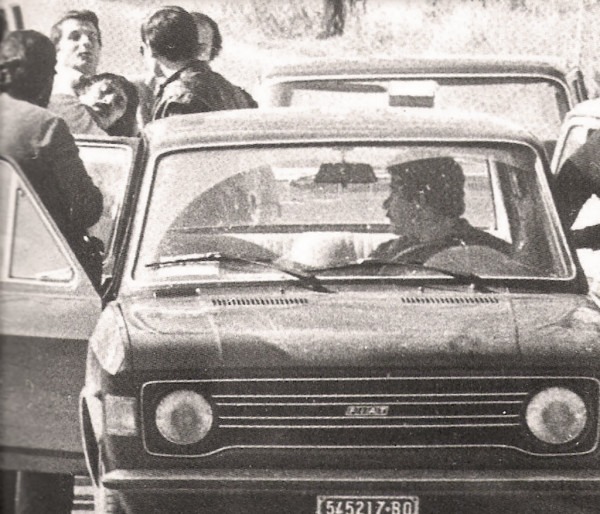 Nella versione del 1974 il lavoro è stato esposto in modo che guardando nel prisma compariva l'immagine di un ritaglio di giornale appeso ad una parete sull'arresto di Renato Curcio avvenuto lo stesso anno.